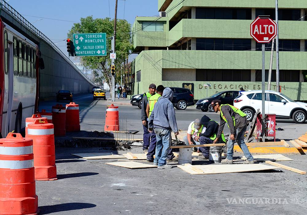 $!Reparan megabache en Saltillo; es un registro de Telmex dañado