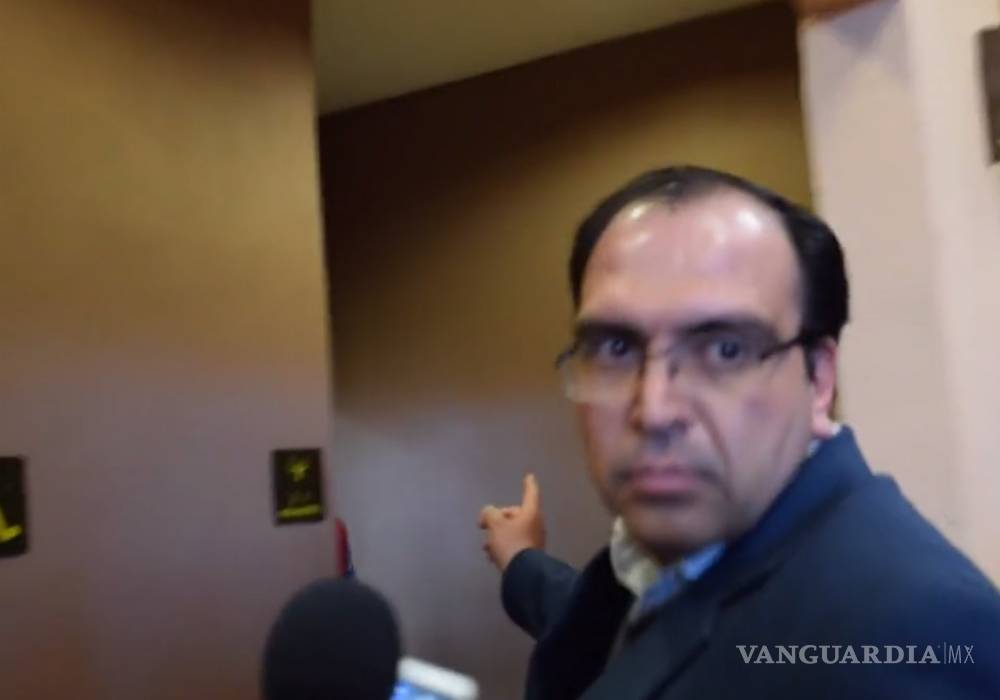 $!Diputado Francisco Tobías se esconde en el baño