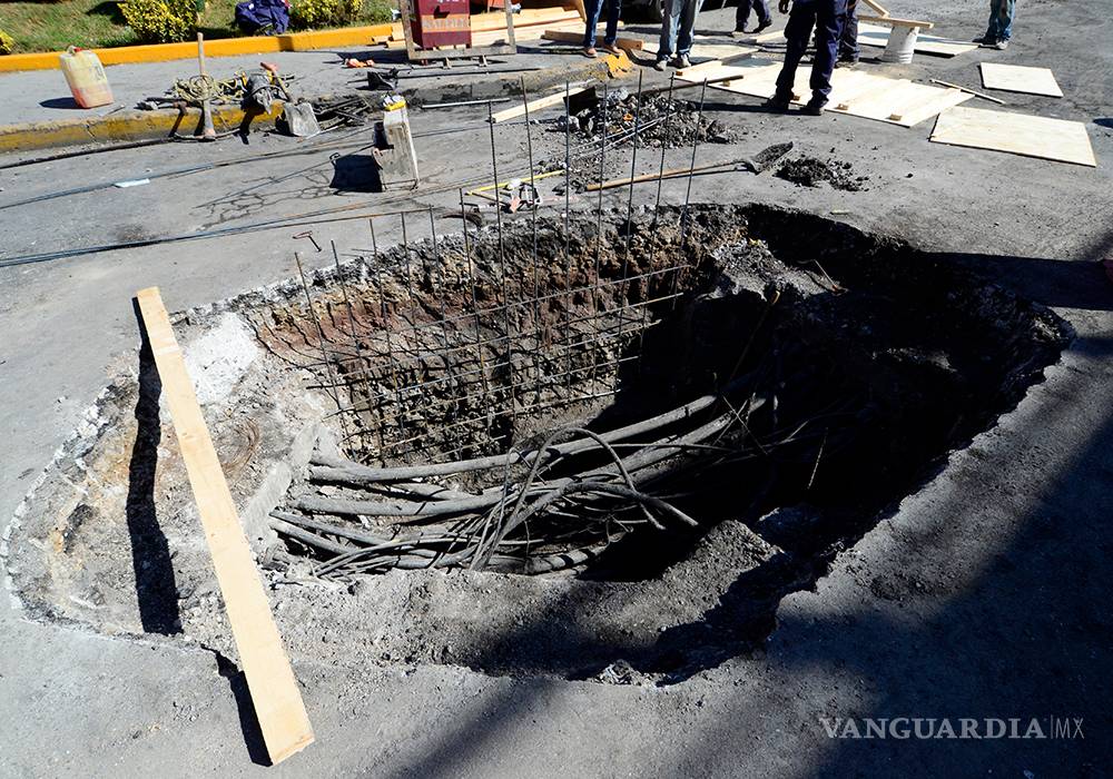 $!Reparan megabache en Saltillo; es un registro de Telmex dañado