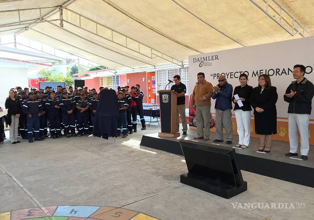 $!Daimler apoya con mantenimiento a escuelas en Saltillo