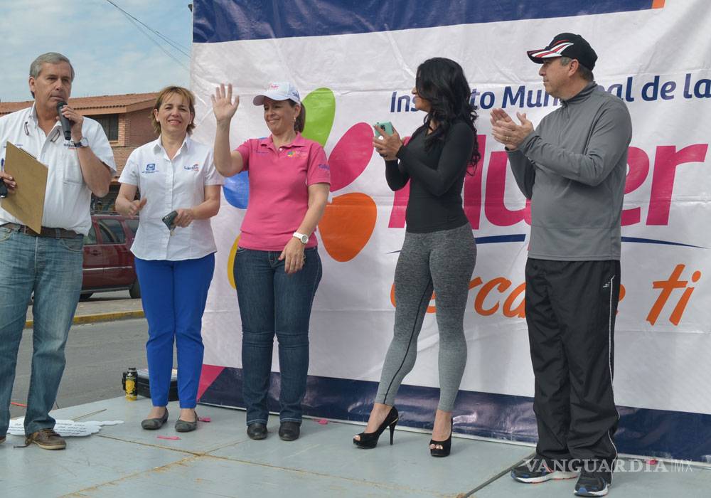 $!En tacones, marchan mujeres en Saltillo por sus derechos