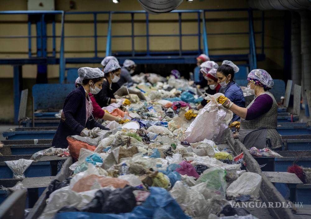 $!Operarios eliminan desechos en la Instalación de Reciclaje y Residuos de Odayeri en Estambul, Turquía.