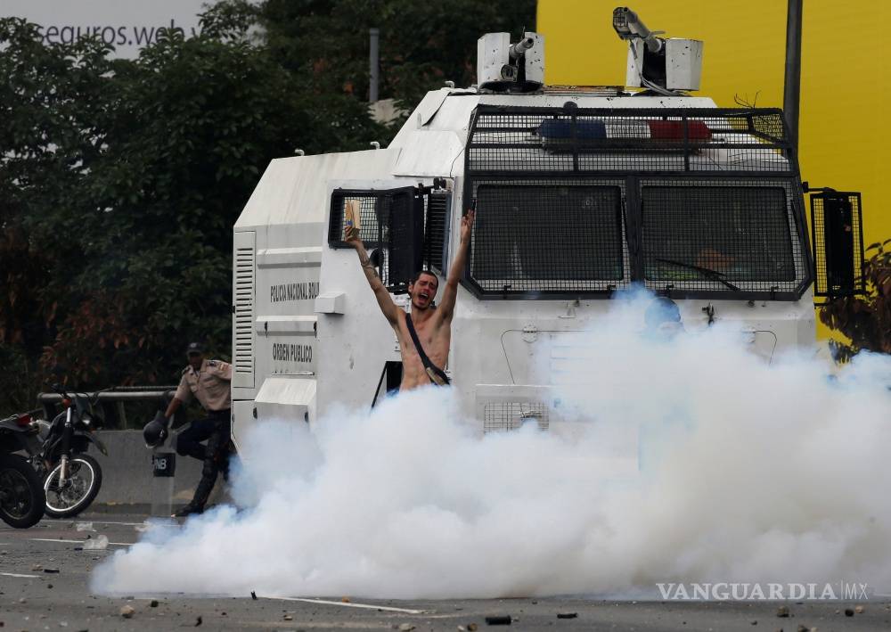 $!Manifestante desnudo enfrenta la represión de la policía venezolana