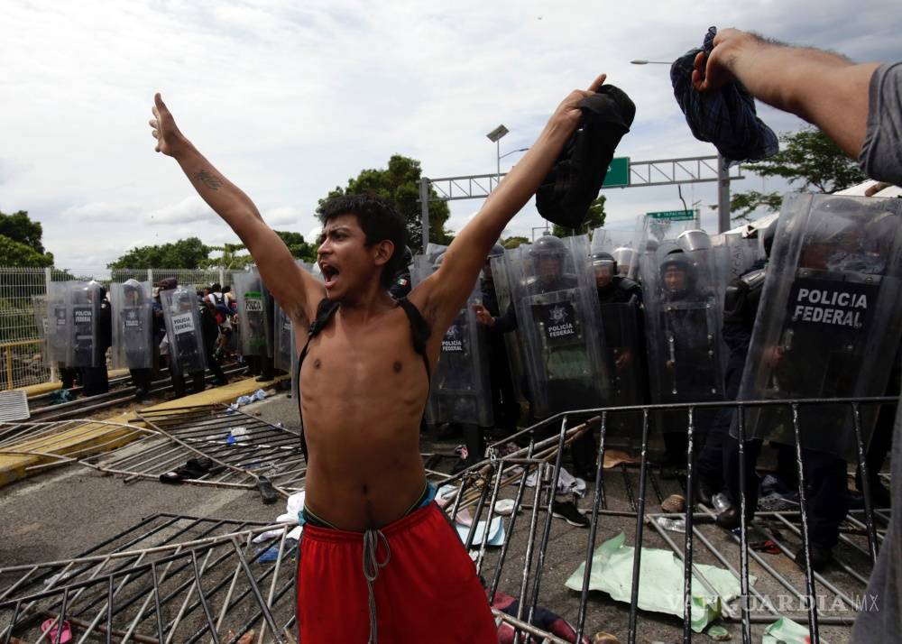 $!Caos y heridos, caravana migrante rompe cerco y cruza frontera con México (Fotogalería)