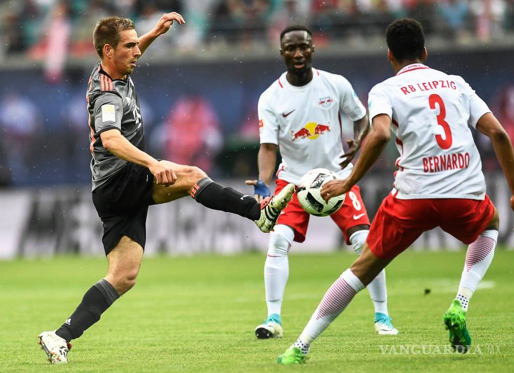 $!Alonso y Lahm se despiden celebrando el título 27 del Bayern
