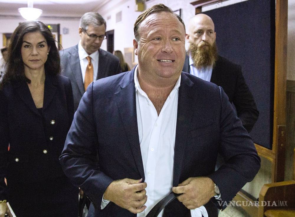 $!Apple y Facebook retiran contenidos de Alex Jones