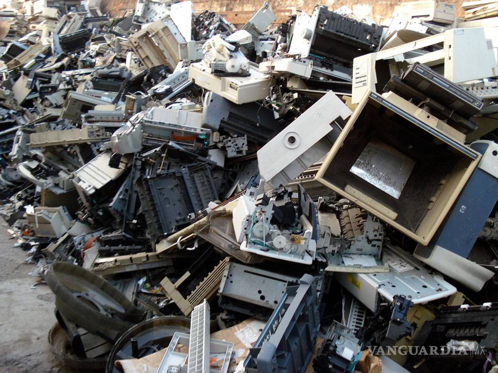 $!Convierten en cementerio de computadoras calle aledaña a panteón en Saltillo