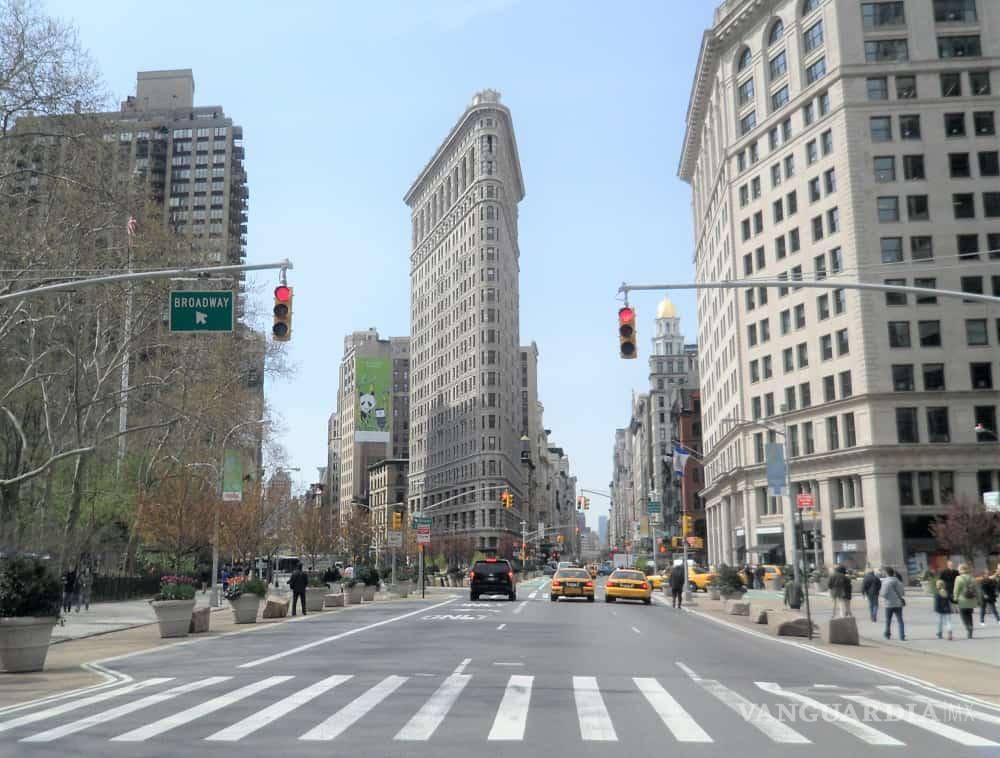 $!El edificio triangular en la esquina de Emilio Carranza, Muelles y Múzquiz recuerda —en escala modesta— al famoso Flatiron de Nueva York: un ejemplo local de cómo la geometría urbana también dejó curiosidades arquitectónicas en el centro de Saltillo.