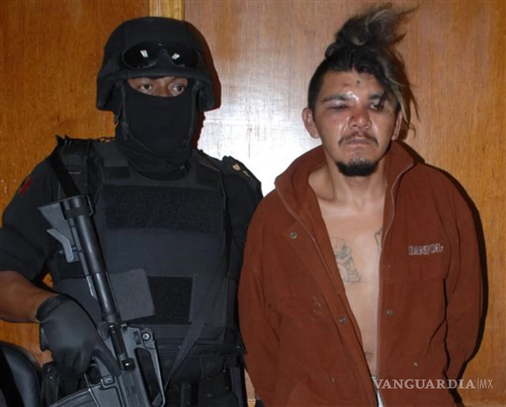 $!Omar Yoguez Singu, a la derecha, es presentado ante los medios por la policía en Oaxaca, México, el sábado. Singu, de 32 años, fue arrestado por presuntamente violar y matar a Marcella Grace Eiler, de 20 años, de Eugene, Oregon