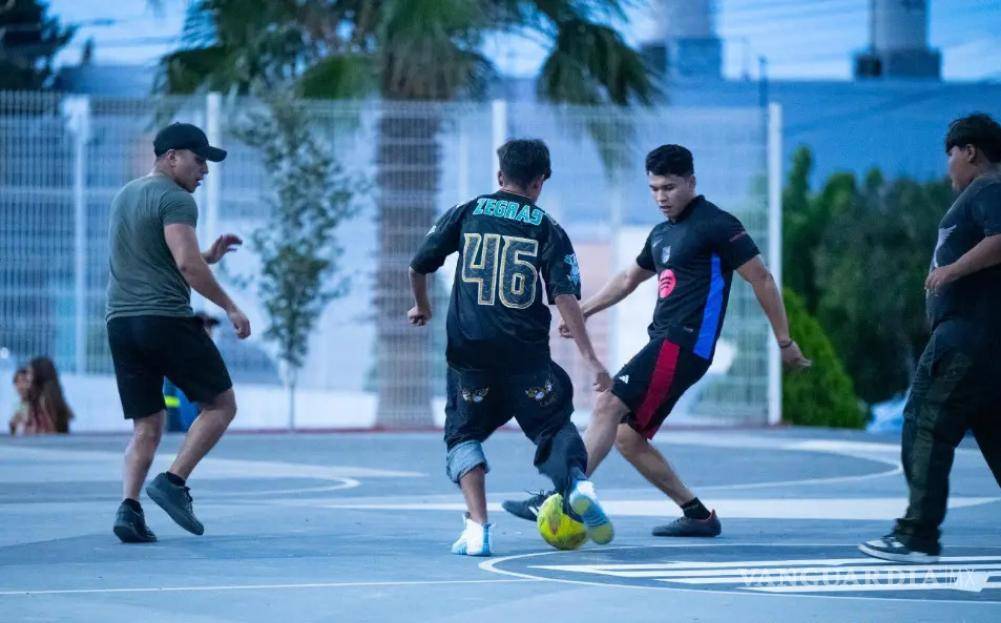 $!La plaza Mirasierra Spurs luce más concurrida tras su remodelación, con familias disfrutando de las áreas recreativas.