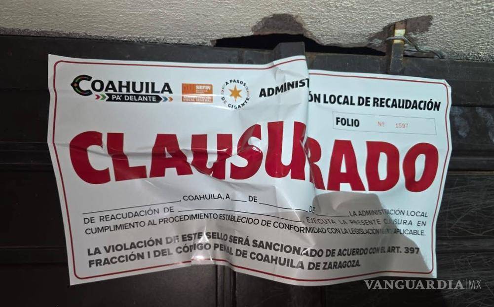 $!Inspectores municipales clausuraron la quinta colocando sellos en las puertas principales como medida preventiva.