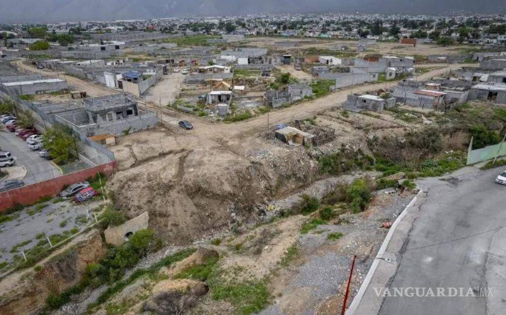 $!Autoridades municipales y vecinos analizan alternativas para contener el cauce del arroyo.