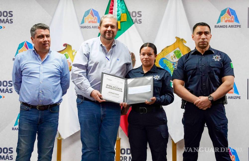 $!El Alcalde Tomás Gutiérrez Merino entrega el reconocimiento a Viviana Yoselin Espinoza Sánchez, Policía del Mes, por su heroica intervención en el parto de una joven madre.