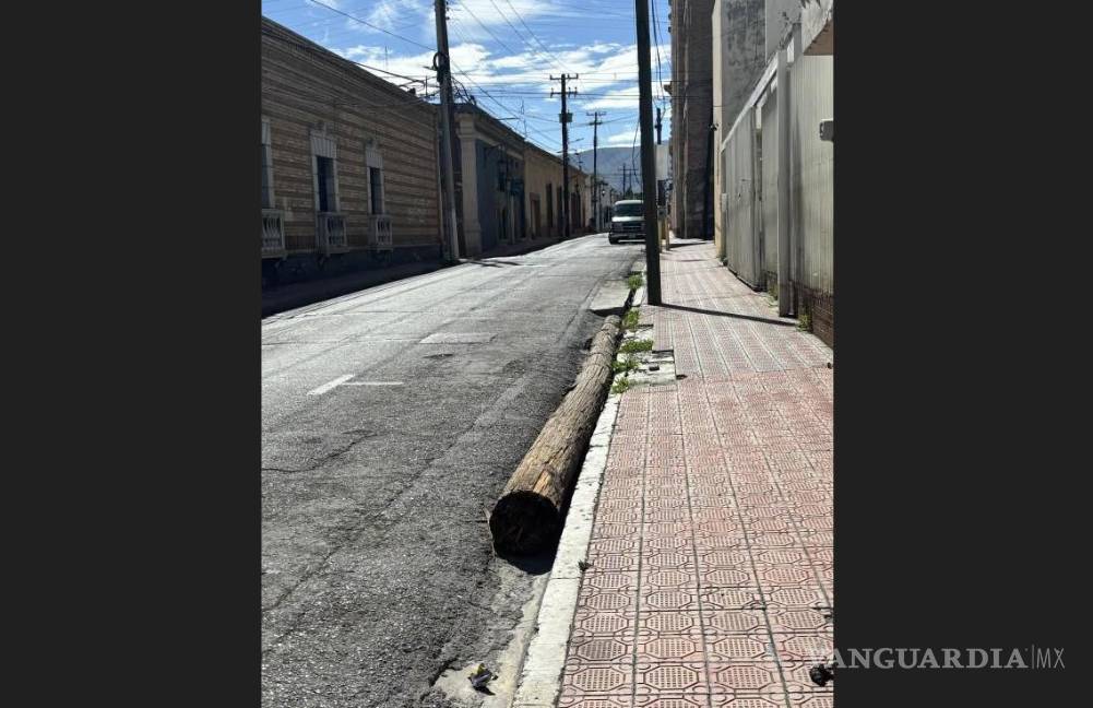 $!El poste se les “olvidó” a los trabajadores de la CFE.