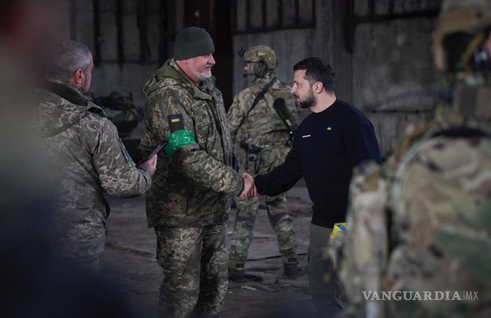 $!El presidente ucraniano Volodymyr Zelensky (derecha) visitando las posiciones avanzadas del ejército ucraniano en dirección a Bakhmut.