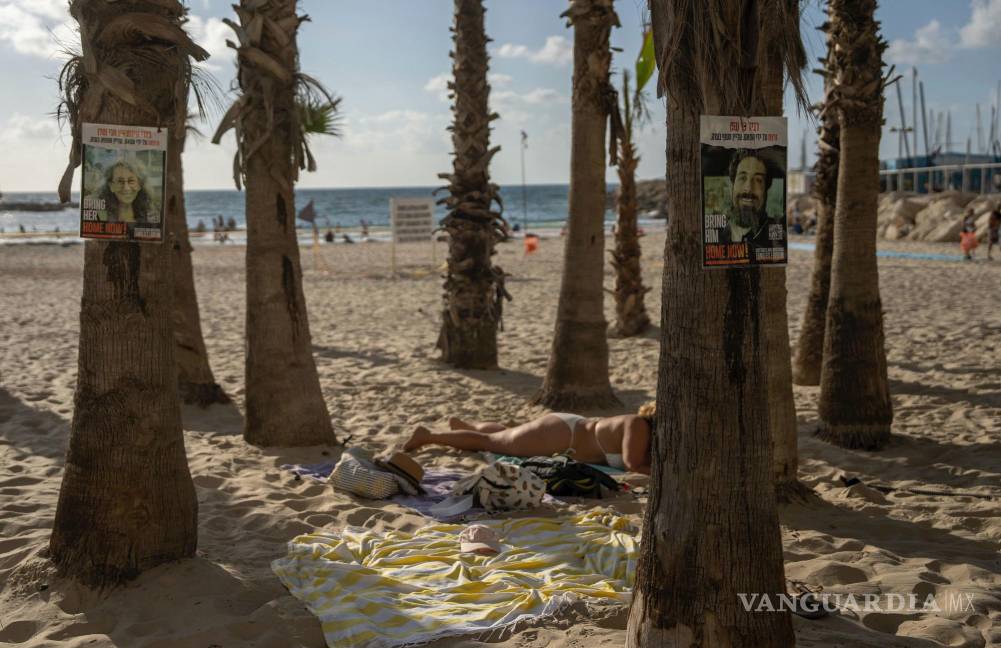 $!Carteles pidiendo la liberación de los rehenes en Gaza, en palmeras en una playa de Tel Aviv, Israel, el 14 de septiembre de 2024.