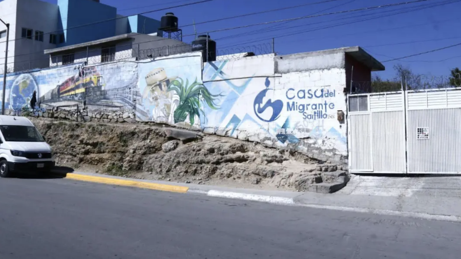 La fachada de Casa del Migrante Saltillo, albergue que brinda asistencia humanitaria a personas migrantes en su paso por la región. El concierto de esta noche se realiza a su beneficio.