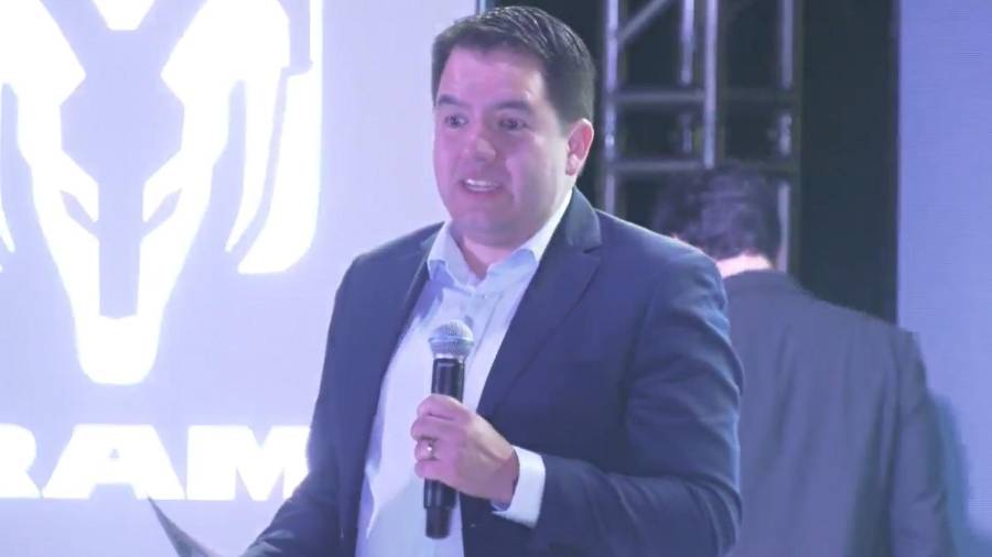 Carlos Neymar, director de la marca RAM, durante la presentación de los nuevos uniformes de Saraperos.
