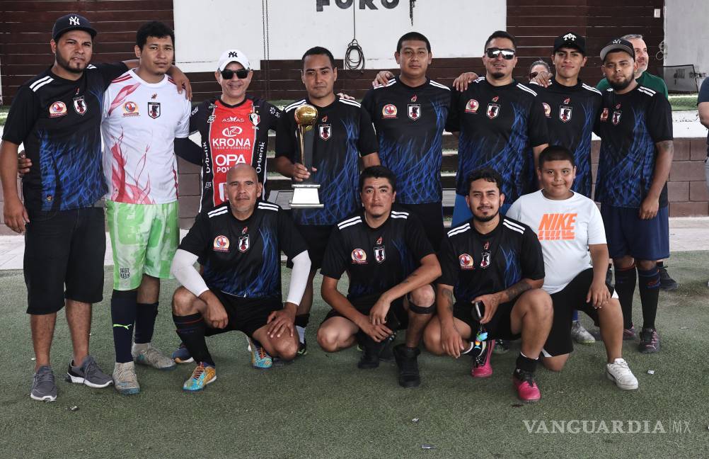 $!Deportivo Maquinado recibe el reconocimiento por el segundo lugar de manos del gerente de la planta.