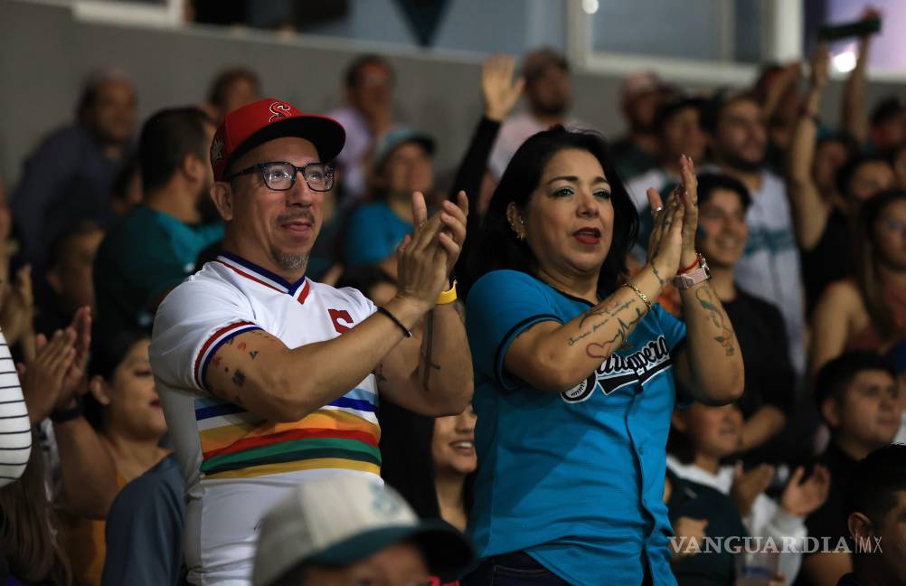 $!La afición saltillense rindió homenaje a Andrés Mora en una emotiva ceremonia en la cuarta entrada del juego.