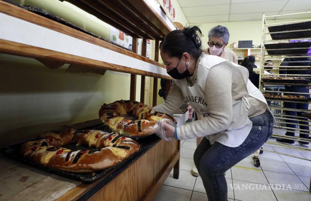 $!Las roscas en la panadería de la calle de Manuel Acuña son fabricadas cada día para que “las lleven calientitas y recién hechas”. FOTO: HÉCTOR GARCÍA