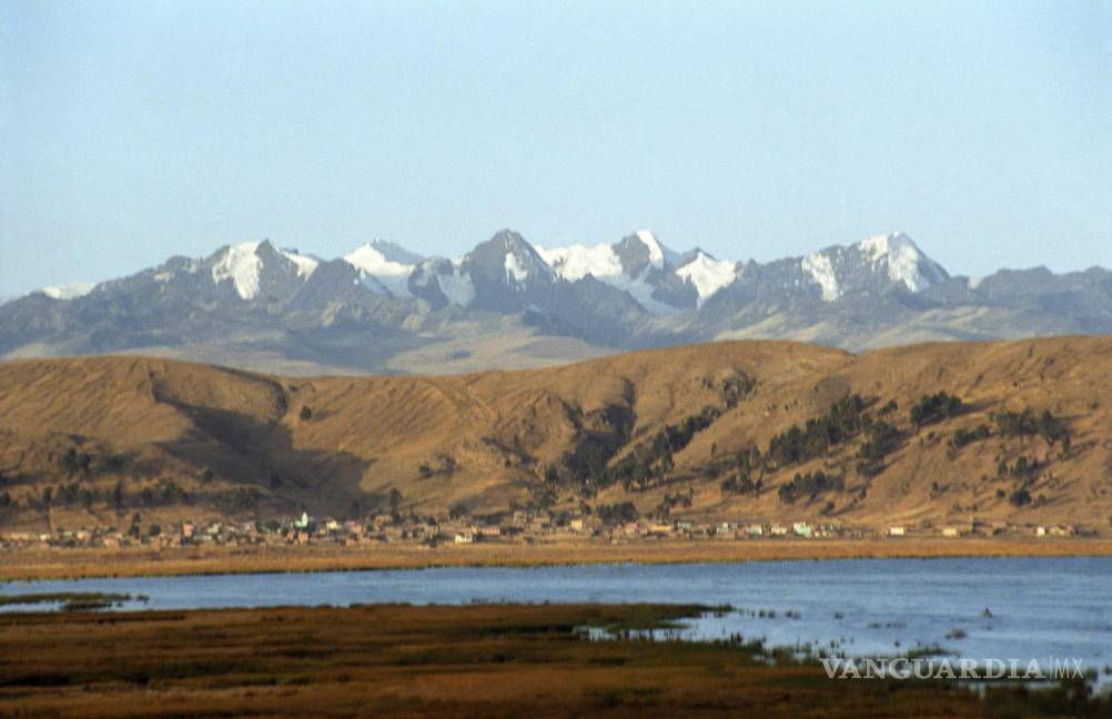 $!Imagen del Lago Titicaca junto a la Cordillera Andina, en Bolivia. EFE/Manuel P. Barriopedro