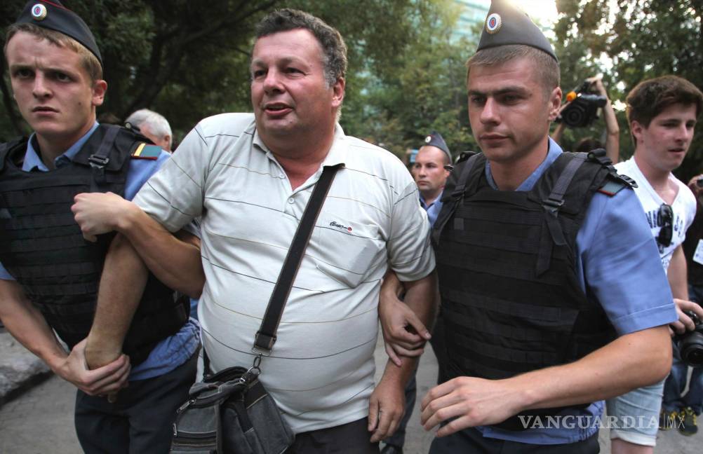 $!Agentes de la policía rusa detienen al activista de la oposición Mikhail Kriger durante una manifestación no autorizada en Moscú, Rusia, el 10 de agosto de 2012.