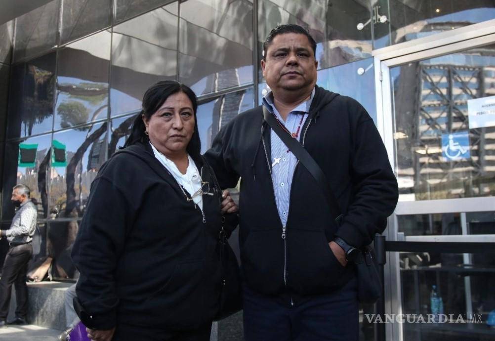 $!Dolores Bazaldúa y Mario Escobar Salazar acudieron ante la FGR para presentar nuevas pruebas en el caso | Foto: Cuartoscuro