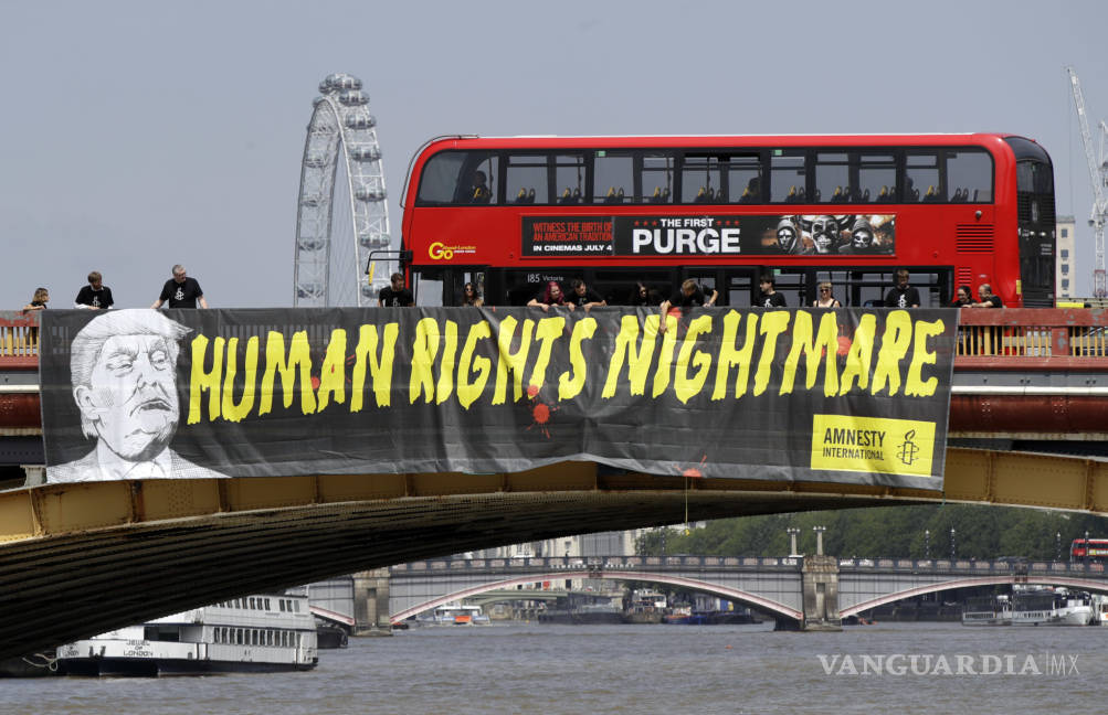 $!Exhibe Amnistía Internacional en Londres la pancarta &quot;Trump, pesadilla de los derechos humanos”
