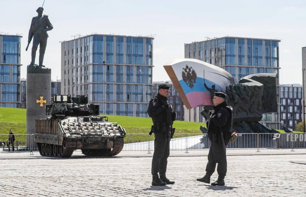 $!Oficiales rusos son captados junto a un vehículo M2 Bradley, de fabricación estadounidense, capturado en territorio ucraniano y que es exhibido en una plaza moscovita.
