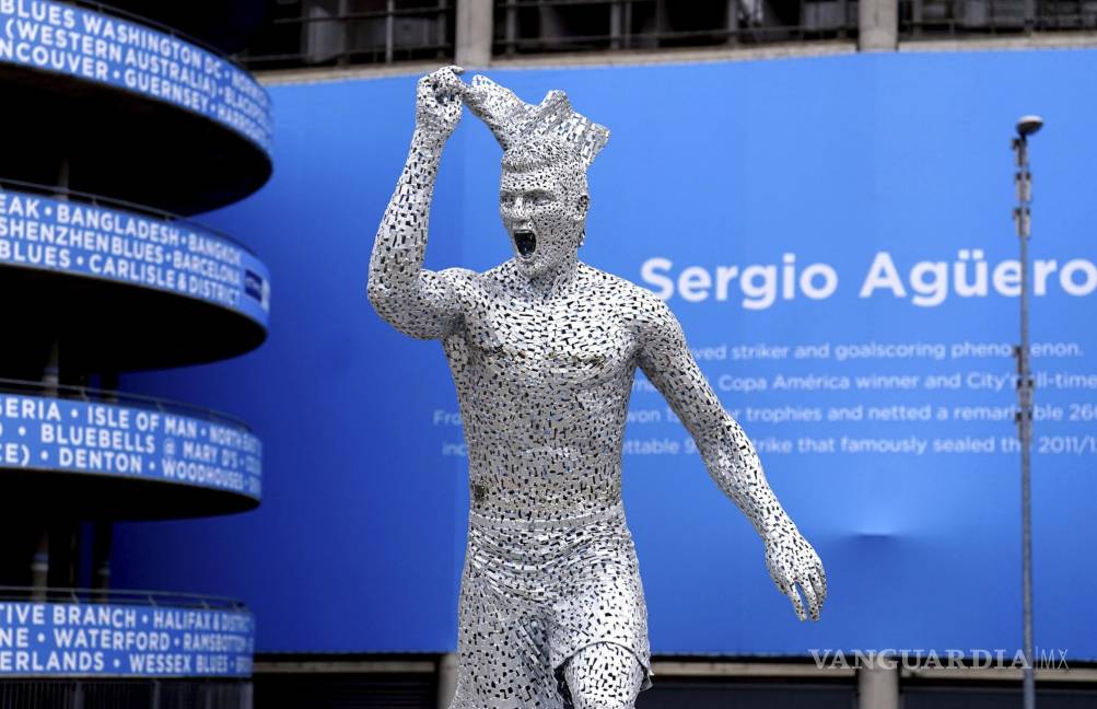 $!Una estatua de la leyenda del Manchester City Club, el argentino Sergio Agüero, diseñada por el escultor Andy Scott fuera del Etihad Stadium.