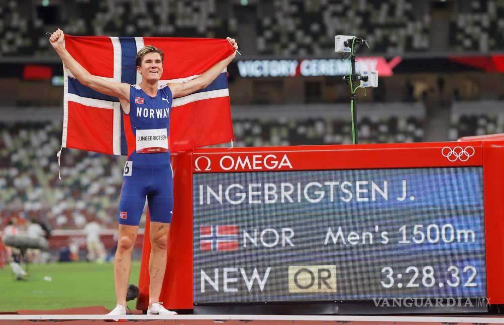 $!Jakob Ingebrigtsen de Noruega celebra después de ganar la final masculina de 1,500m durante los eventos de atletismo de los Juegos Olímpicos de Tokio 2020 en el Estadio Olímpico de Tokio, Japón. EFE