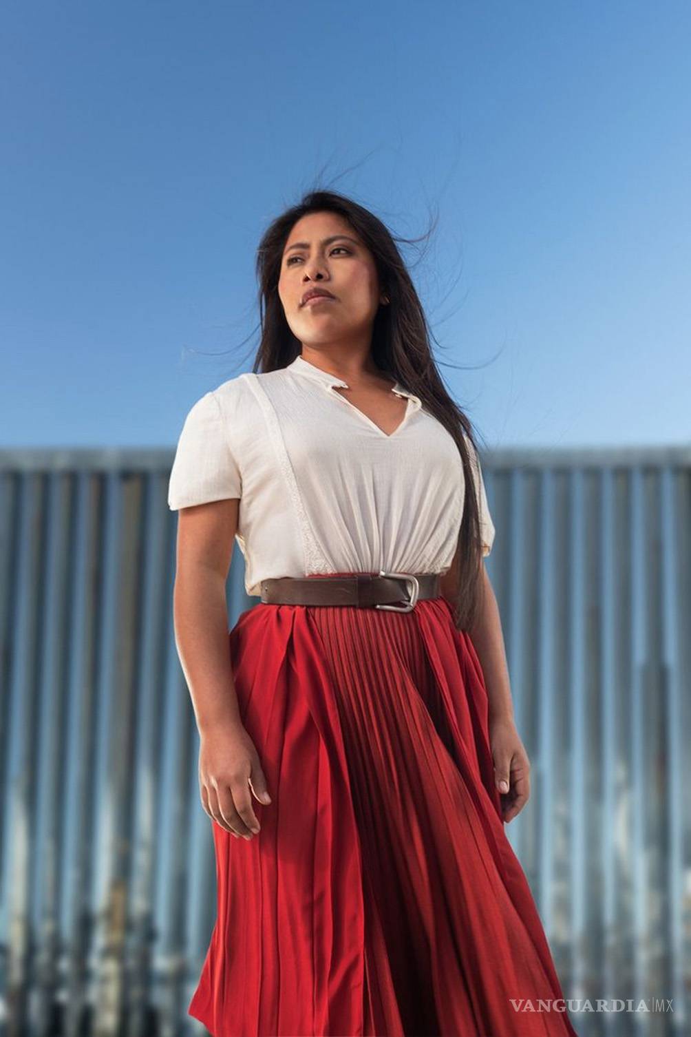 $!Retratan a Yalitza Aparicio en muro fronterizo para 'demostrar que divisiones no tienen sentido'