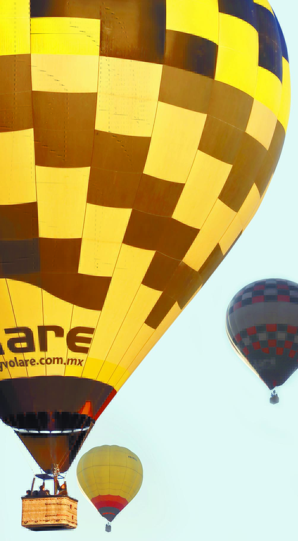 $!En Saltillo en la mañana del domingo al menos 15 globos aerostáticos lograron surcar los cielos en el Globo Fest