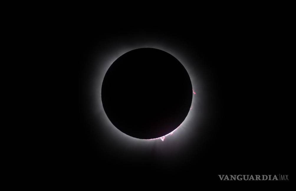 Así cautiva, maravilla y asombra el eclipse solar desde Mazatlán hasta la isla de Terranova (fotos)