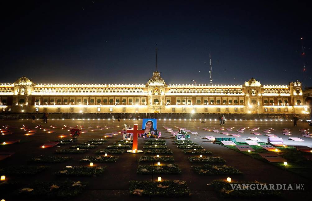 8M, cerca de 1,000 lápidas en el Zócalo de Ciudad de México recuerdan a las víctimas de feminicidio (fotos)