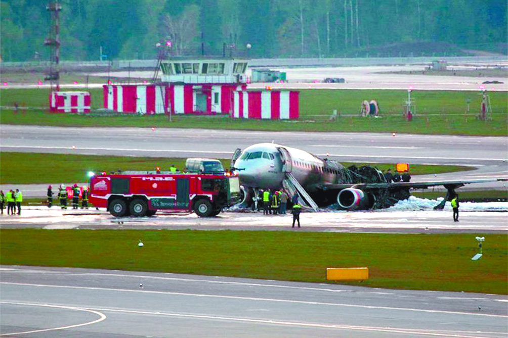 $!AVIÓN SSJ-100 se incendia en Moscú; Deja 40 muertos aterrizaje forzoso