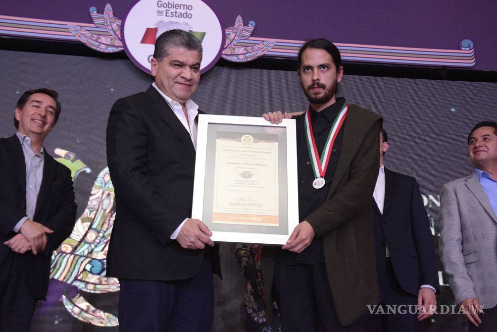 $!Premian los versos arriesgados de Alejandro Albarrán