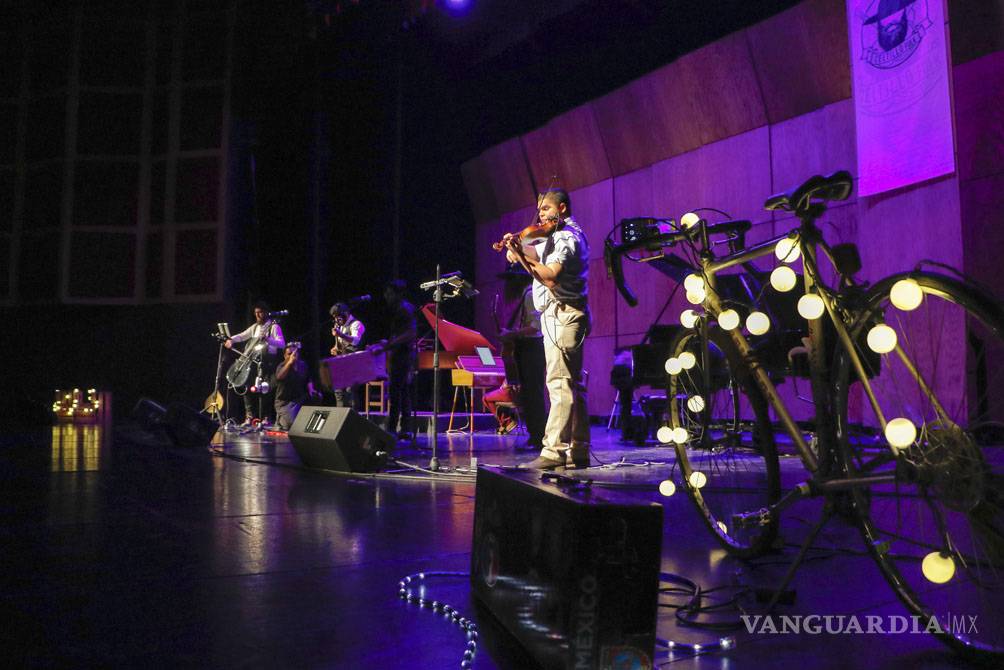 $!Debuta Celtillo Folk en el Teatro Fernando Soler a ritmo de violín y banjo