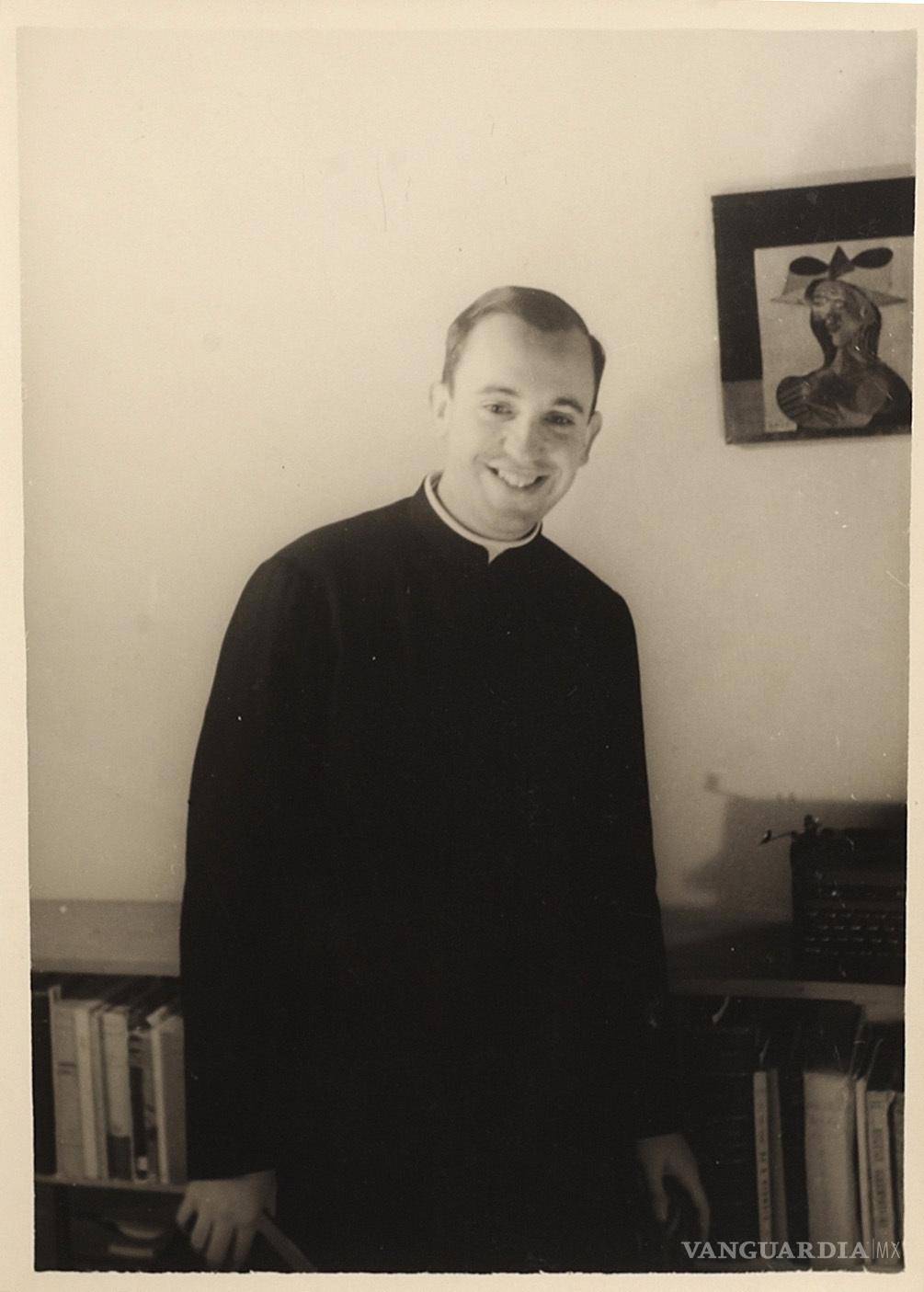 $!Fotografía de 1966 difundida por la Escuela El Salvador, el seminarista argentino Jorge Mario Bergoglio en Buenos Aires, Argentina.