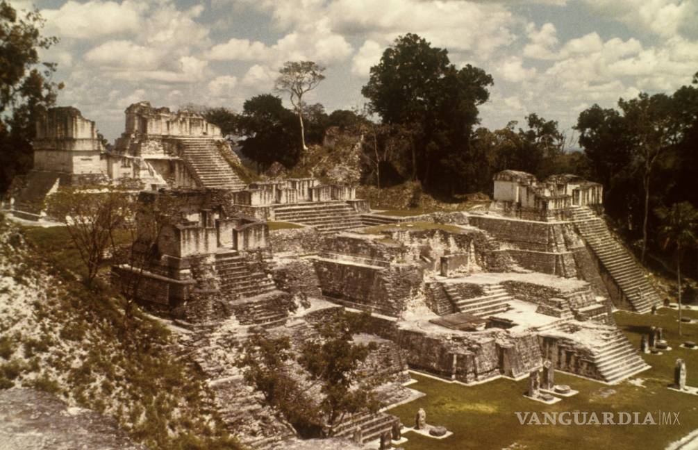 $!Acrópolis del Norte en la antigua ciudad de Tikal (Guatemala), construida por los mayas. EFE/Isabel Martínez Pita