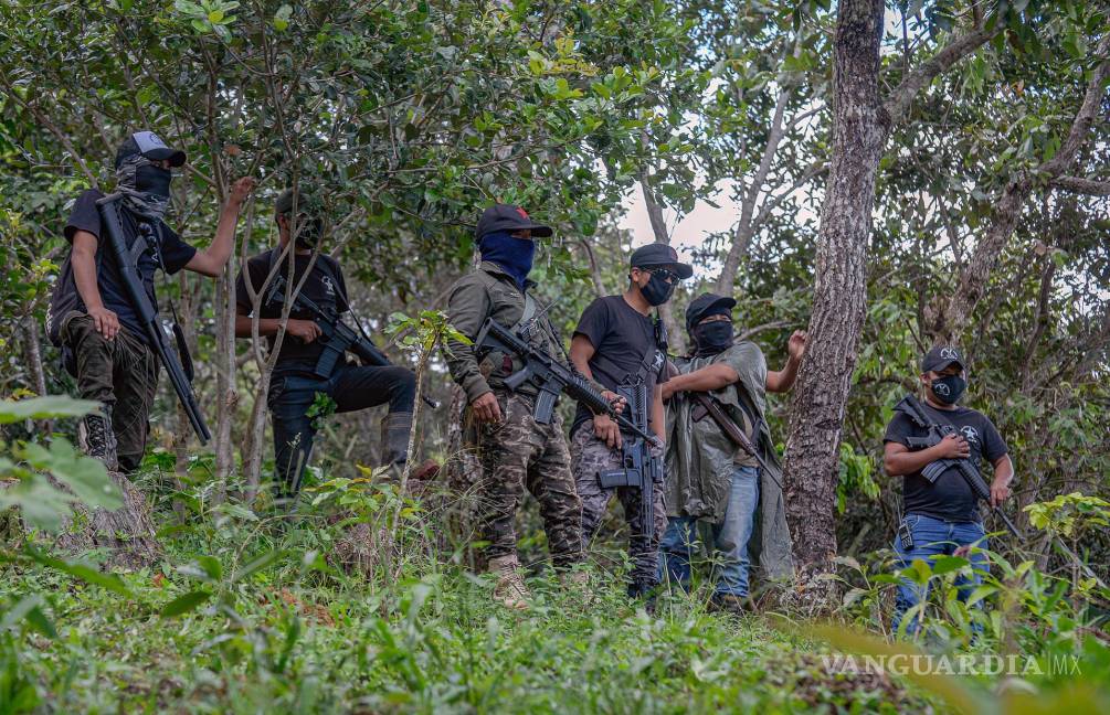 $!Fotografía de archivo fechada el 5 de noviembre de 2021 que muestra a integrantes del grupo armado de autodefensa El Machete en el municipio de Pantelho.