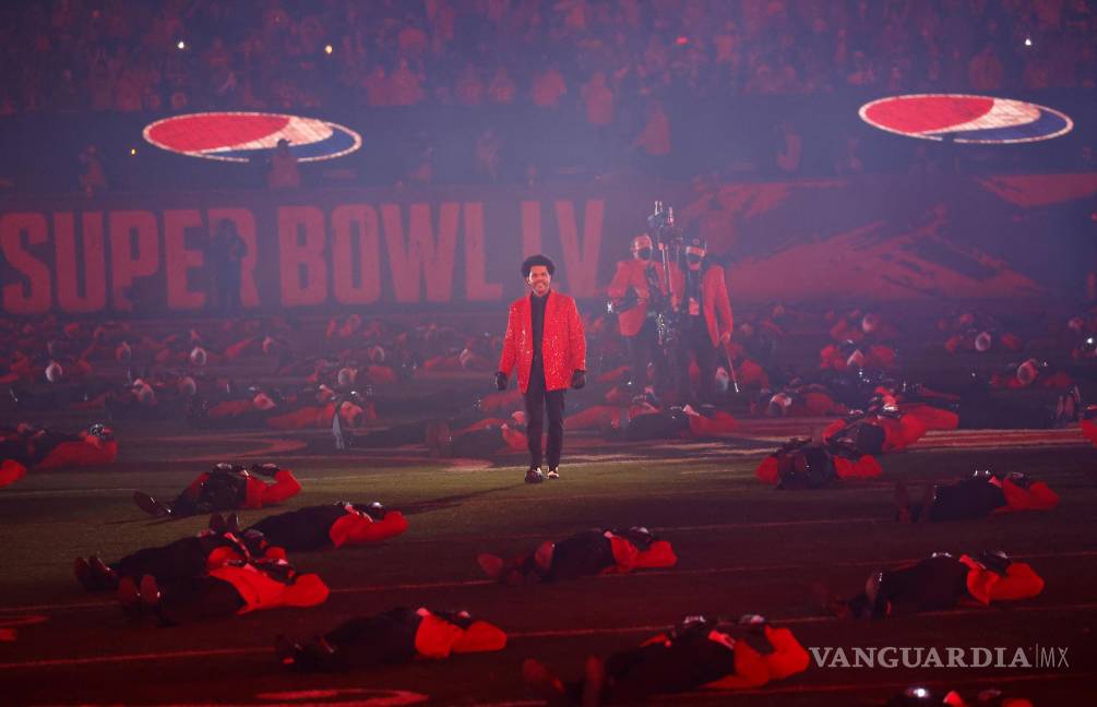 $!The Weeknd durante su actuación en la LV edición del Super Bowl en febrero de 2021,en Tampa (Florida).