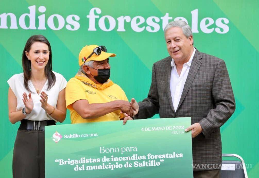 $!A cada uno de los 33 brigadistas de Saltillo se les entregaron equipo como camisa, pantalón, zapatos, chamarra, linterna, casco, guantes, goggles y mochila aspersora.