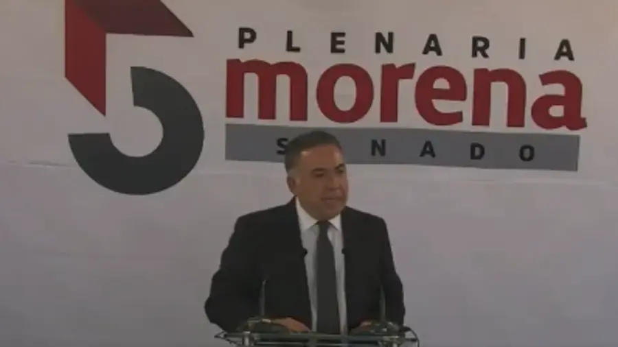 Enrique Inzunza en su reparación en el senado