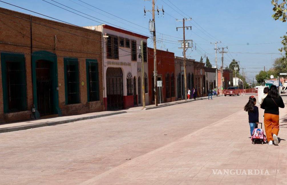 $!Avances en la rehabilitación de la calle General Cepeda, donde se sustituyen las tuberías de agua y drenaje para mejorar los servicios en la zona.