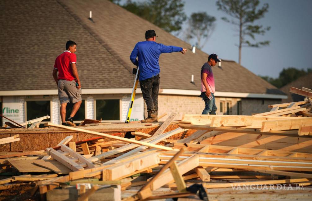 $!Los hombres recogen herramientas en una casa en construcción se derrumbó por los fuertes vientos, el 23 de mayo de 2023, en Conroe, Texas.