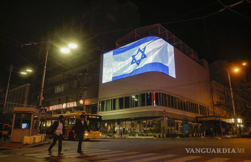 $!Banderas israelíes en pantallas publicitarias digitales en las calles de la capital ucraniana como muestra de solidaridad con el pueblo israelí.