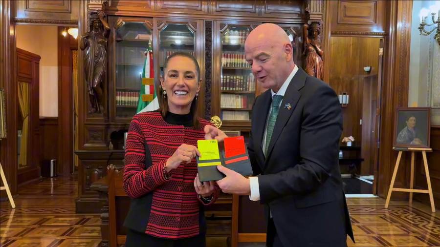 Al cierre de la reunión, el directivo entregó a Sheinbaum las tarjetas oficiales de la FIFA.