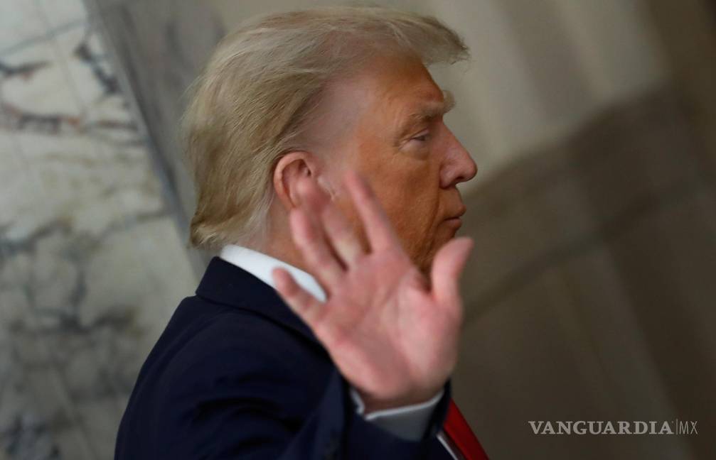 $!El expresidente estadounidense Donald J. Trump hace gestos a los medios durante un breve receso en el tercer día de su juicio por fraude civil en Nueva York.